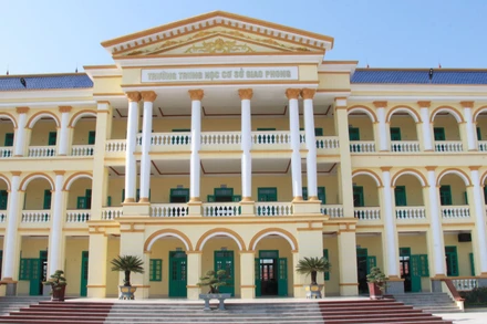 Trường Trung học cơ sở xã Giao Phong đạt chuẩn quốc gia mức độ 2, và đạt chuẩn “Xanh-sạch-đẹp-an toàn”.