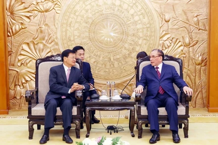 Nguyên Tổng Bí thư Nông Đức Mạnh gặp mặt Tổng Bí thư, Chủ tịch nước Lào Thongloun Sisoulith. (Ảnh: Phạm Kiên/TTXVN)