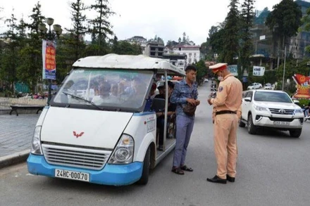Lực lượng chức năng kiểm tra, nhắc nhở lái xe chấp hành qui định về lưu thông và đỗ xe đúng nơi quy định.