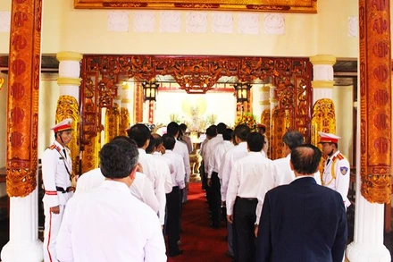 Các đại biểu vào dâng hương viếng Bác.