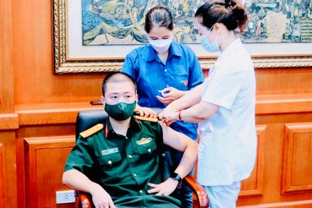 Tiêm vaccine mũi 3, mũi 4 cho cán bộ, chiến sĩ lực lượng vũ trang tại các điểm tiêm chủng lưu động.