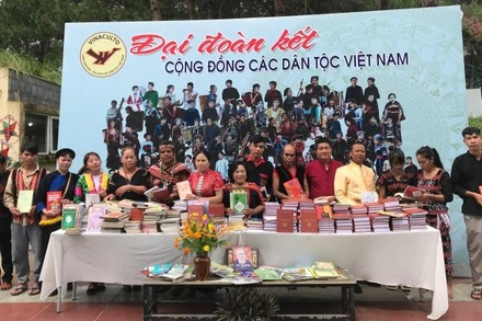 Bà con vui mừng đón nhận món quà sách của các nhà xuất bản, nhà sách và tác giả trẻ gửi tặng.