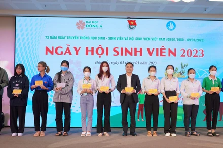 Các sinh viên đón nhận vé xe Tết.