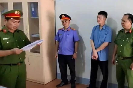 Cơ quan cảnh sát điều tra, Công an huyện Ea Súp thi hành lệnh bắt tạm giam ông Lê Phạm Bình. (Ảnh: CTV)