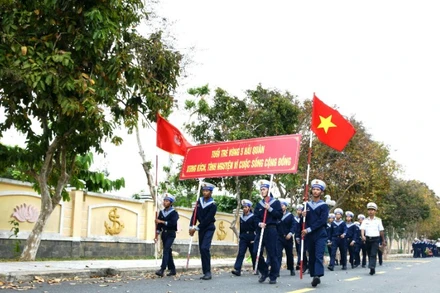 Hàng trăm cán bộ chiến sĩ Vùng 5 Hải quân ra quân hưởng ứng Ngày vì môi trường Phú Quốc.