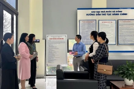 Kiểm tra việc niêm yết và thực hiện các Quy tắc ứng xử tại Kho bạc Nhà nước quận Hà Đông.