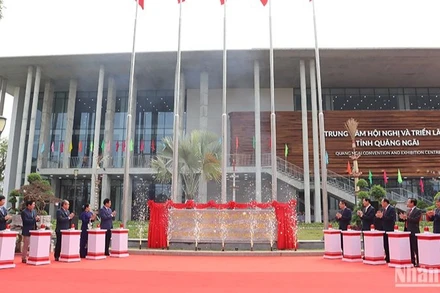 Nghi thức gắn biển công trình Trung tâm hội nghị và triển lãm tỉnh Quảng Ngãi.