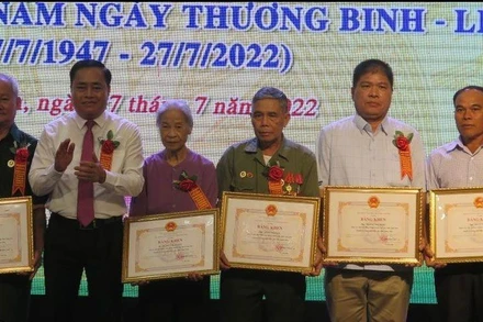 Tặng Bằng khen cho các tập thể, cá nhân làm tốt công tác “Đền ơn đáp nghĩa”.