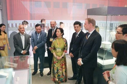 Các đại biểu thưởng ngoạn vẻ đẹp của những báu vật Hoàng cung xưa.