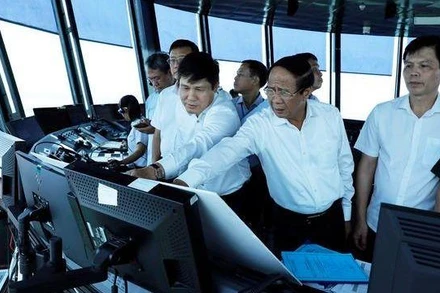 Phó Thủ tướng kiểm tra khu vực quy hoạch phía nam. (Ảnh: VGP)