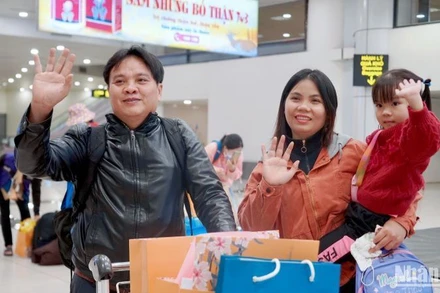Sau nhiều năm xa quê, gia đình người lao động vui mừng khi được về thăm gia đình.