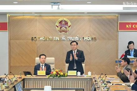 Chủ tịch Quốc hội Vương Đình Huệ chủ trì buổi làm việc với Bộ Thông tin và Truyền thông. (Ảnh: Duy Linh)