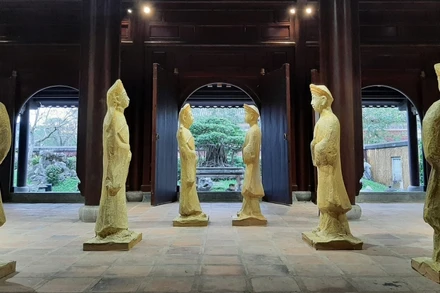 Bộ tượng đặt ở vườn Thiệu Phương, Đại nội Huế.