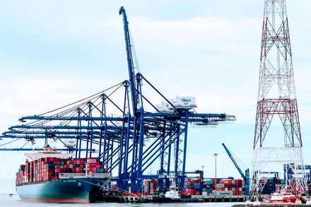 Bốc xếp hàng hóa ở Cảng cửa ngõ quốc tế Hải Phòng tại Lạch Huyện.