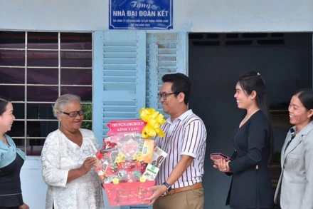 Cán bộ, nhân dân địa phương chia vui cùng gia đình bà Lâm Thị Lẹn trong ngày nhận nhà mới.