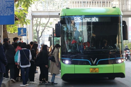 Các tuyến buýt, điểm dừng xe buýt được bố trí hợp lý, bảo đảm thuận lợi cho hành khách đi lại. (Ảnh: Hương Trà)