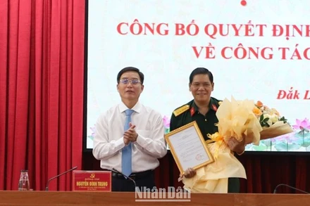 Đồng chí Nguyễn Đình Trung, Ủy viên Trung ương Đảng, Bí thư Tỉnh ủy Đắk Lắk trao quyết định chuẩn y tham gia Ban Thường vụ Tỉnh ủy Đắk Lắk nhiệm kỳ 2020-2025 của Ban Bí thư và tặng hoa chúc mừng đồng chí đại tá Niê Ta.