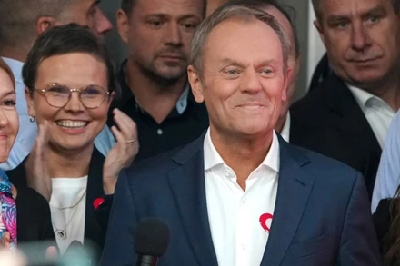 Ông Donald Tusk (phía trước) phát biểu trước những người ủng hộ tại Warsaw, ngày 15/10/2023. (Ảnh: AFP/TTXVN)