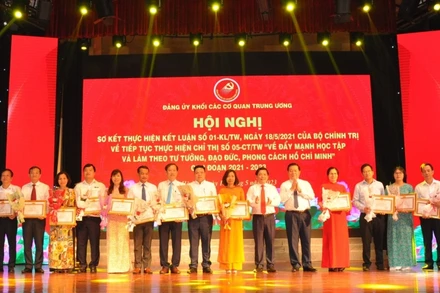 Ban Thường vụ Đảng ủy Khối các cơ quan Trung ương khen thưởng các chi bộ có thành tích xuất sắc học tập và làm theo tư tưởng, đạo đức, phong cách Hồ Chí Minh.