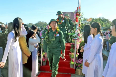 Các tân binh hăng hái lên đường làm nhiệm vụ xây dựng và bảo vệ Tổ quốc.