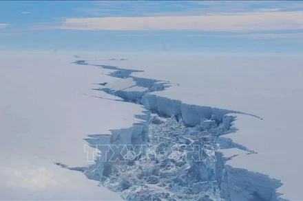 Vết nứt tại thềm băng Larsen C ở Nam Cực. (Ảnh: AFP/TTXVN)