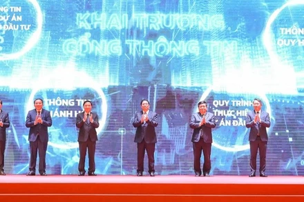 Thủ tướng Chính phủ Phạm Minh Chính cùng các lãnh đạo Bộ, UBND tỉnh Khánh Hòa và Chủ tịch Tập đoàn FPT Trương Gia Bình (ngoài cùng bên phải) thực hiện nghi thức nhấn nút khai trương Cổng thông tin xúc tiến đầu tư của tỉnh.