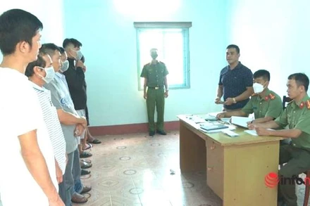 Các đối tượng tham gia đường dây cá độ bóng đá tại cơ quan Công an.