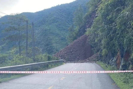 Hiện trường vụ sạt lở ta-luy dương trên đèo Khau Phạ.