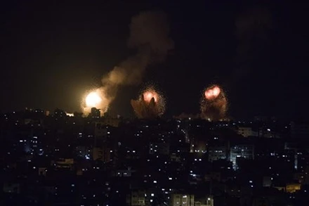 Khói lửa bốc lên sau các vụ không kích của Israel xuống thành phố Khan Yunis, Dải Gaza rạng sáng 7/4/2023. (Ảnh: THX/TTXVN)