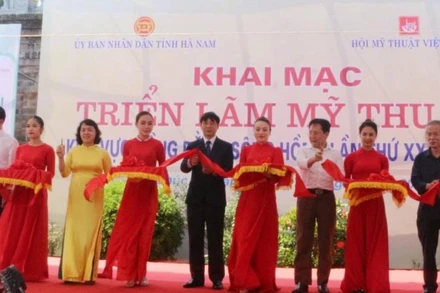 Các đại biểu cắt băng khai mạc Triển lãm mỹ thuật.