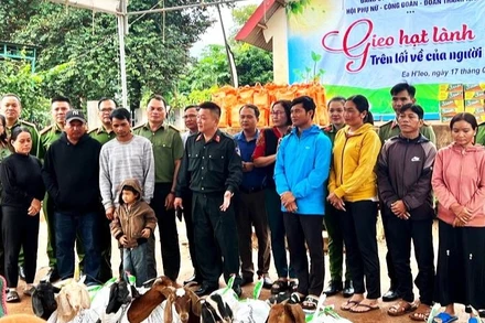 Lãnh đạo và cán bộ, chiến sĩ Công an huyện Ea H'leo cùng các hộ dân tham gia chương trình.
