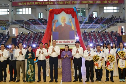 Ban Tổ chức trao cờ lưu niệm cho các đoàn tham gia Hội khỏe Phù Đổng.