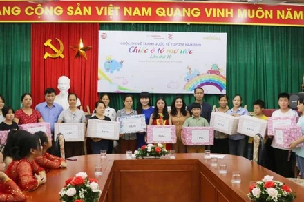 Ban tổ chức cuộc thi tặng quà cho 17 nhà tại Làng trẻ em SOS năm 2020.