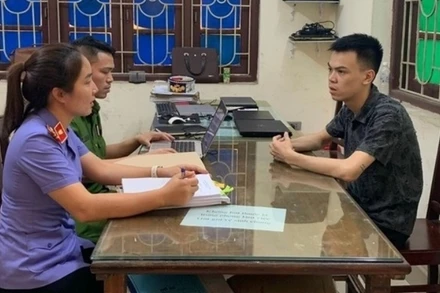 Đối tượng Phạm Viết Trung (áo đen) làm việc với cơ quan chức năng. (Ảnh: Công an huyện Tiên Du)