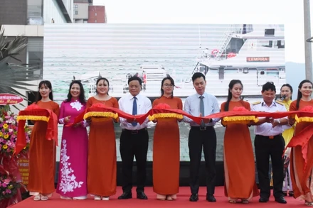 Các đại biểu cắt băng khai mạc triển lãm chiều 24/3, tại Nhà trưng bày Hoàng Sa, Đà Nẵng.