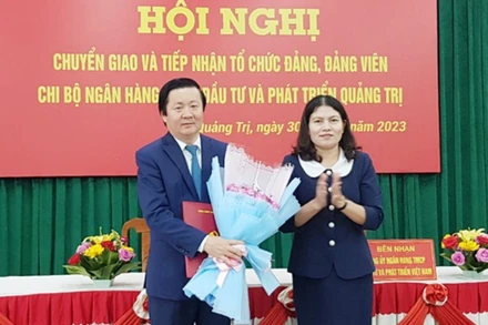 Trưởng Ban Nội chính Tỉnh ủy Quảng Trị Ly Kiều Vân trao quyết định của Tỉnh ủy về việc chuyển giao tổ chức đảng và đảng viên cho Đảng ủy BIDV Việt Nam.
