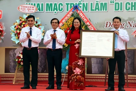 Đại diện tỉnh Đồng Nai đón nhận Quyết định của Thủ tướng Chính phủ công nhận Sưu tập đàn đá Bình Đa là Bảo vật quốc gia.