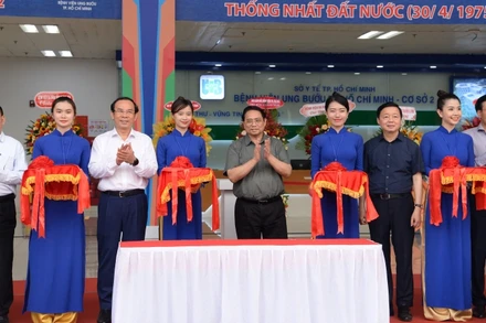 Thủ tướng Phạm Minh Chính và các đồng chí lãnh đạo cắt băng khánh thành Bệnh viện Ung bướu Thành phố Hồ Chí Minh (cơ sở 2).