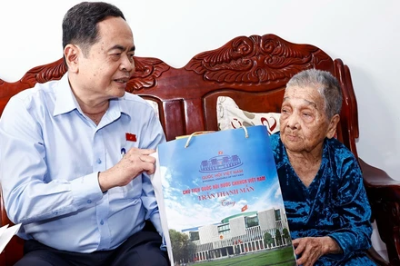 Chủ tịch Quốc hội Trần Thanh Mẫn thăm, tặng quà Mẹ Việt Nam Anh hùng Nguyễn Thị Kim Hoa. (Ảnh: Doãn Tấn/TTXVN)