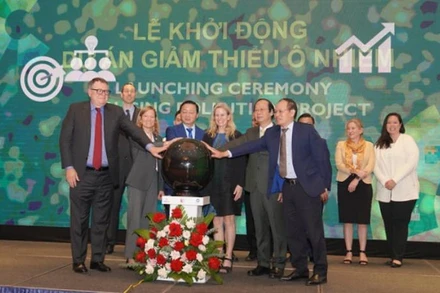 Các đại biểu thực hiện nghi lễ Khởi động Dự án giảm thiểu ô nhiễm.