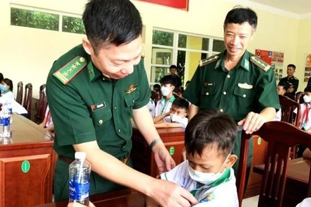 Đại tá Đỗ Quang Thấm, Phó Chính ủy Bộ Chỉ huy Bộ đội Biên phòng Đắk Lắk thăm hỏi các cháu “Con nuôi Đồn biên phòng” tham dự chương trình.