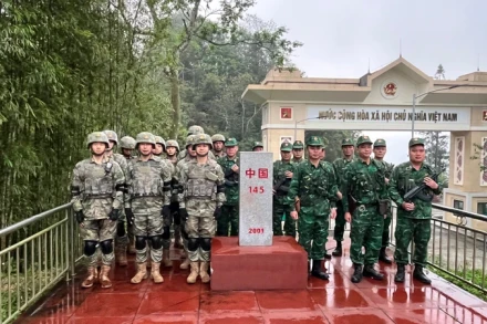 Đội tuần tra của hai bên kiểm tra Cột mốc 145.