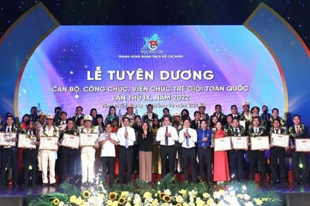 Đại diện lãnh đạo các ban, ngành, đoàn thể cùng 42 “Cán bộ, công chức, viên chức trẻ giỏi” toàn quốc năm 2022 tại buổi lễ. 