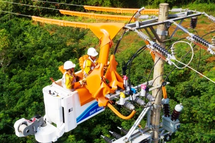 Bảo dưỡng trạm biến áp và đường dây cao thế không cắt điện.
