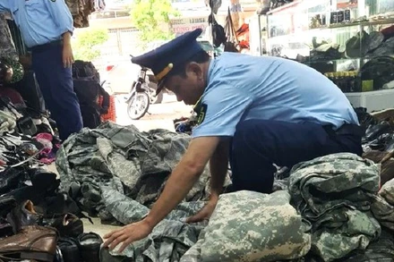 Lực lượng Quản lý thị trường tỉnh Đắk Lắk kiểm tra, phát hiện một số hộ kinh doanh quần áo rằn ri, quân phục không rõ nguồn gốc, xuất xứ. 