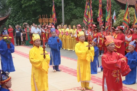 Thực hiện nghi lễ tại lễ giỗ Đức Quốc Tổ Lạc Long Quân.