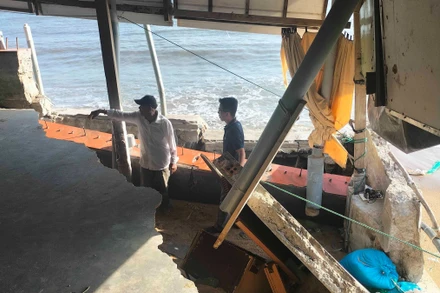 Căn nhà của anh Đỗ Xuân Bốn ở thôn Ninh Chử 1, thị trấn Khánh Hải, huyện Ninh Hải, tỉnh Ninh Thuận bị sóng đánh sập tường và móng nhà.