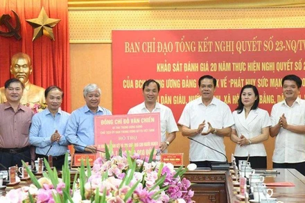 Bí thư Trung ương Đảng, Chủ tịch Ủy ban Mặt trận Tổ quốc Việt Nam Đỗ Văn Chiến trao tặng tỉnh Hà Tĩnh 20 ngôi nhà đại đoàn kết và 200 suất quà cho các gia đình khó khăn.