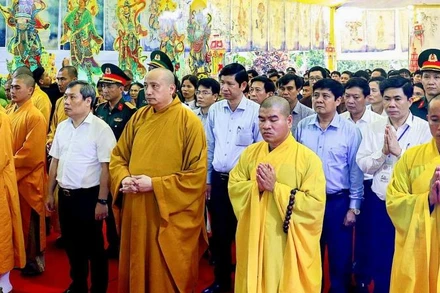 Lễ cầu siêu các Anh hùng liệt sĩ hy sinh tại Hang tám thanh niên xung phong đường 20 Quyết thắng.