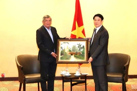 Chủ tịch nước Lương Cường tặng Chủ tịch Đảng cộng sản Chile Lautaro Carmona Soto bức ảnh quê hương Bác Hồ.